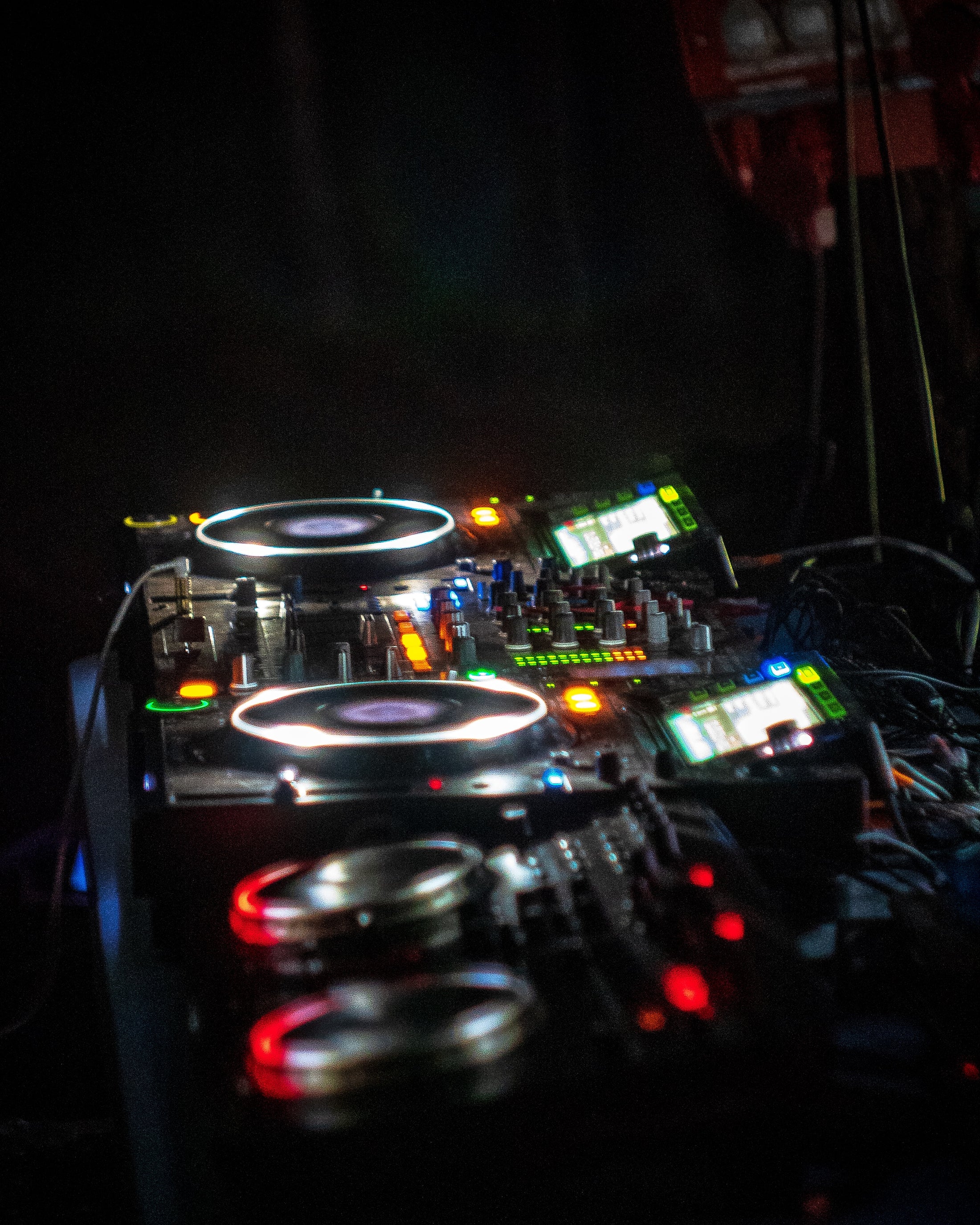How to Get Started as a DJ Using Turntables Mastering Turntables as a